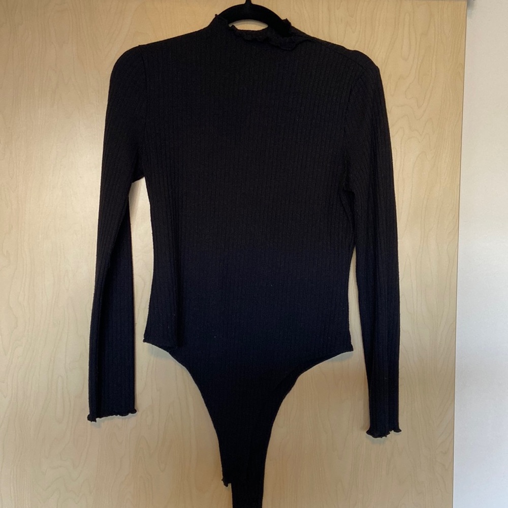 Long sleeve black body suit.
